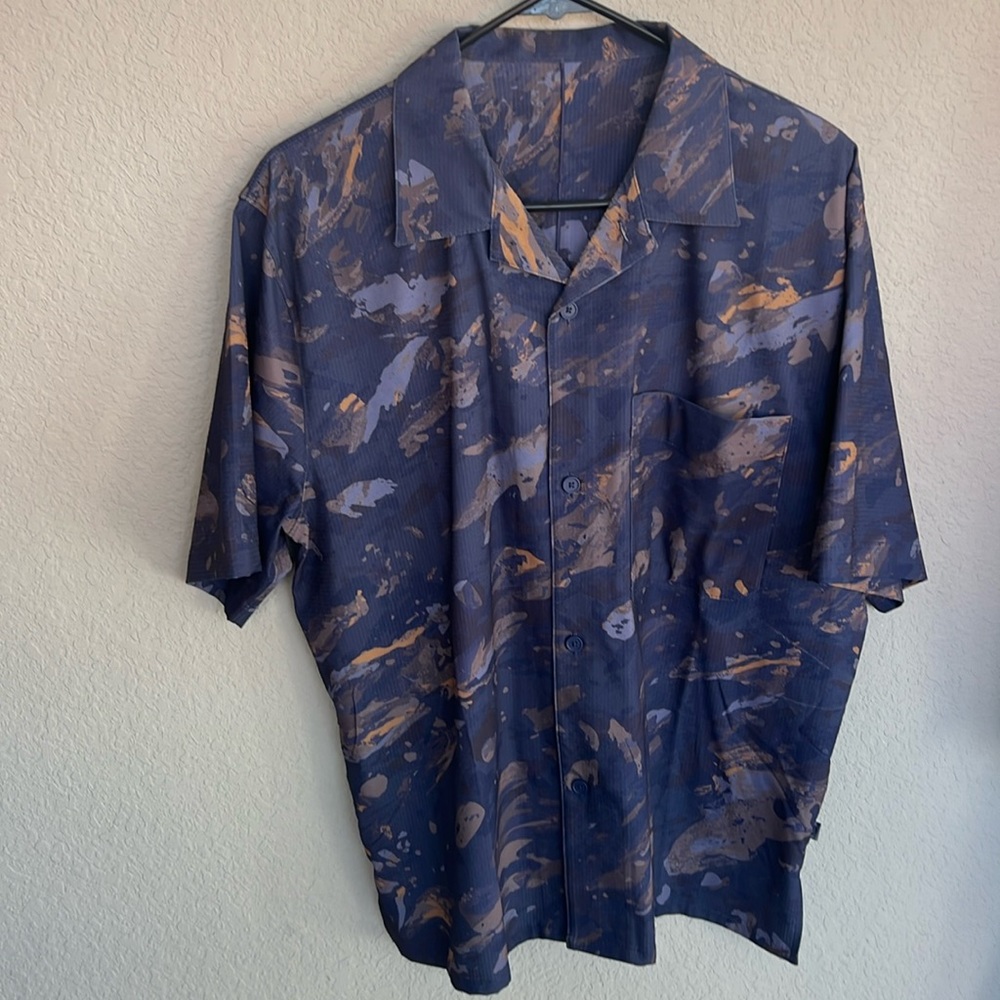 Lululemon men’s patterned short sleeve button down shirt